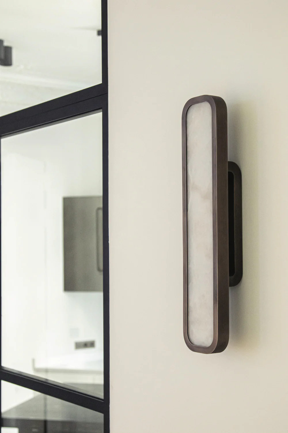 Hublot alabaster wall sconce - Image 10