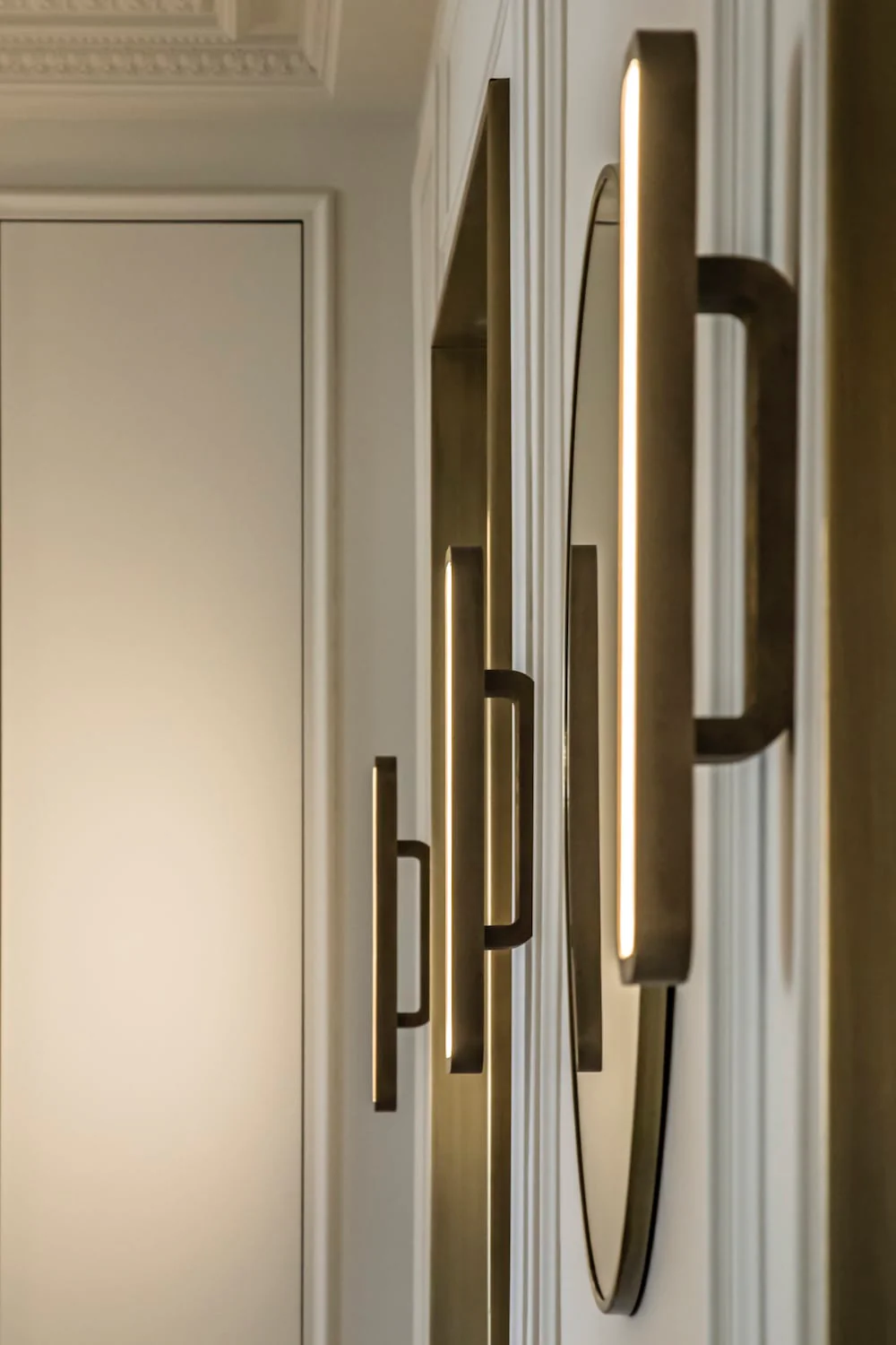 Hublot alabaster wall sconce - Image 4