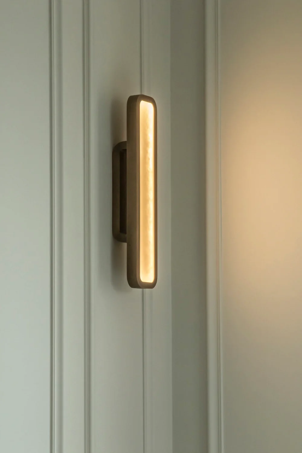 Hublot alabaster wall sconce - Image 9
